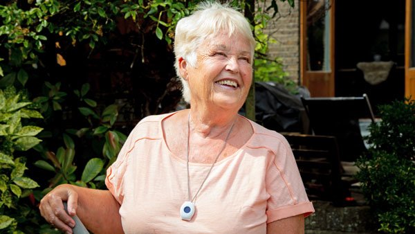 Elderly lady wearing fall alarm